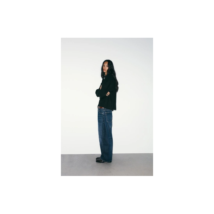 ОДНОТОННЫЙ ТРИКОТАЖНЫЙ СВИТЕР С V-ОБРАЗНЫМ ВЫРЕЗОМ