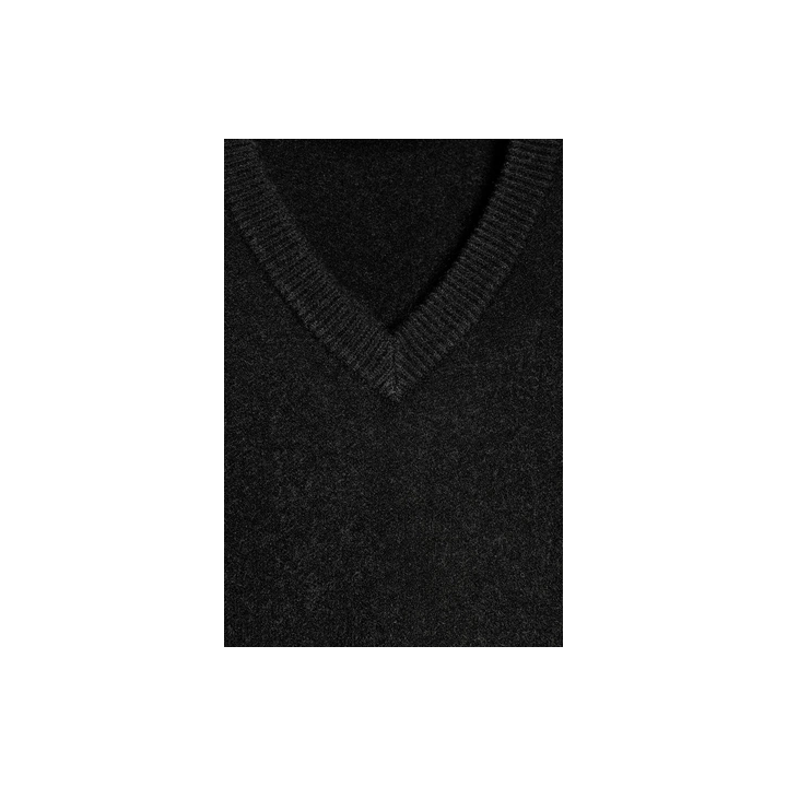 ОДНОТОННЫЙ ТРИКОТАЖНЫЙ СВИТЕР С V-ОБРАЗНЫМ ВЫРЕЗОМ