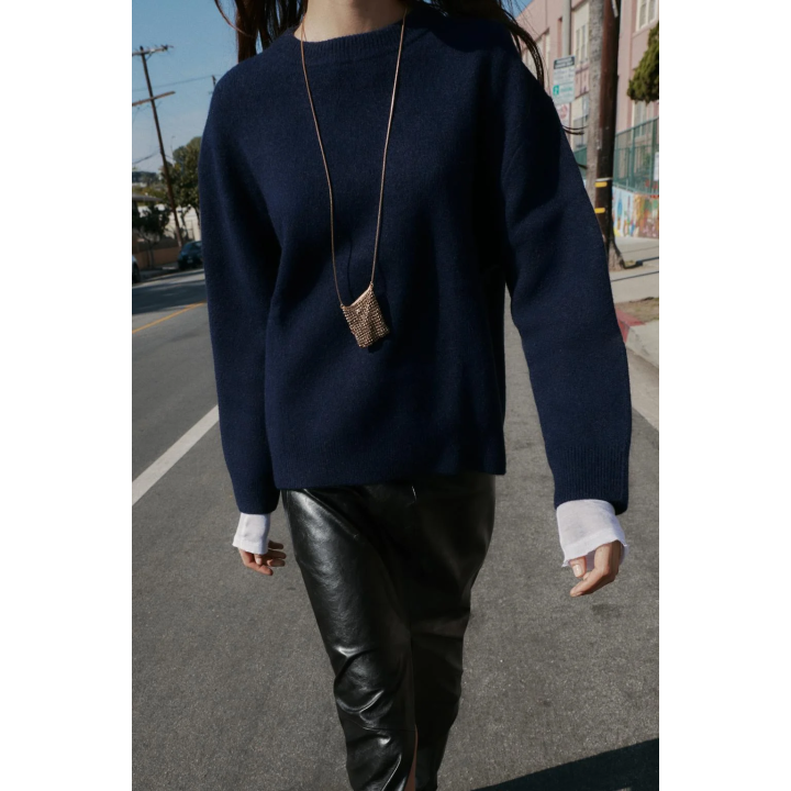 ОДНОТОННЫЙ СВИТЕР