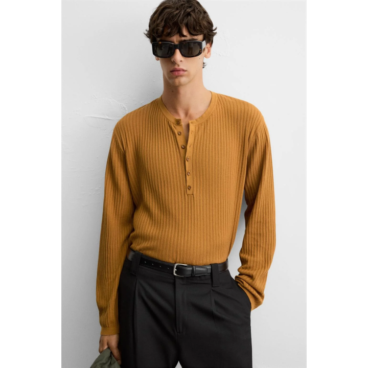 ТРИКОТАЖНАЯ ФУТБОЛКА С ВОРОТНИКОМ НА ПУГОВИЦАХ