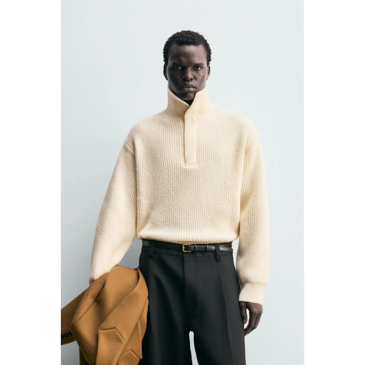 СТРУКТУРНЫЙ ДЖЕМПЕР С ВОРОТНИКОМ-СТОЙКОЙ