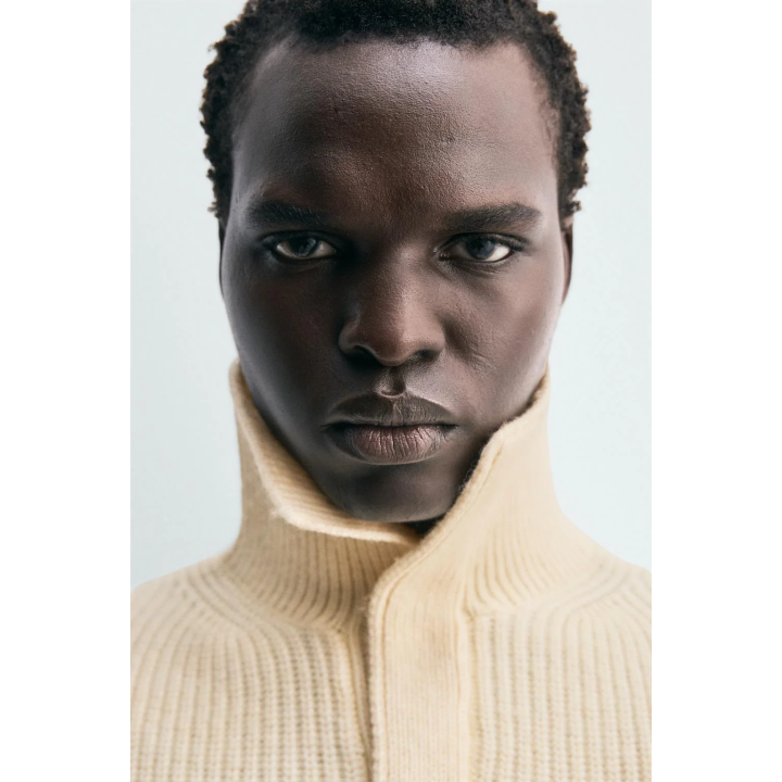 СТРУКТУРНЫЙ ДЖЕМПЕР С ВОРОТНИКОМ-СТОЙКОЙ