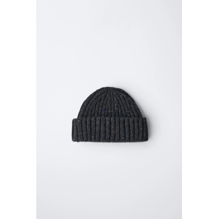 Шерстяная шапка с деталями на пуговицах