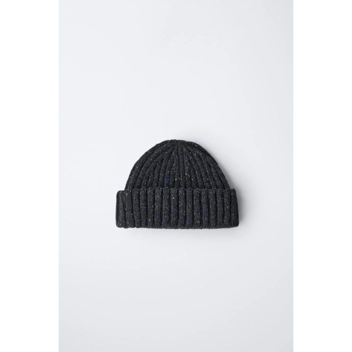 Шерстяная шапка с деталями на пуговицах