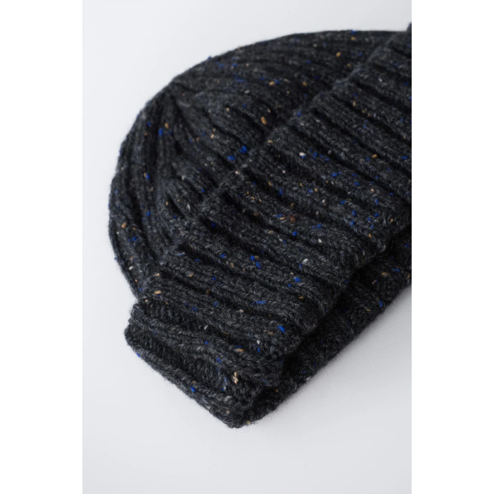 Шерстяная шапка с деталями на пуговицах