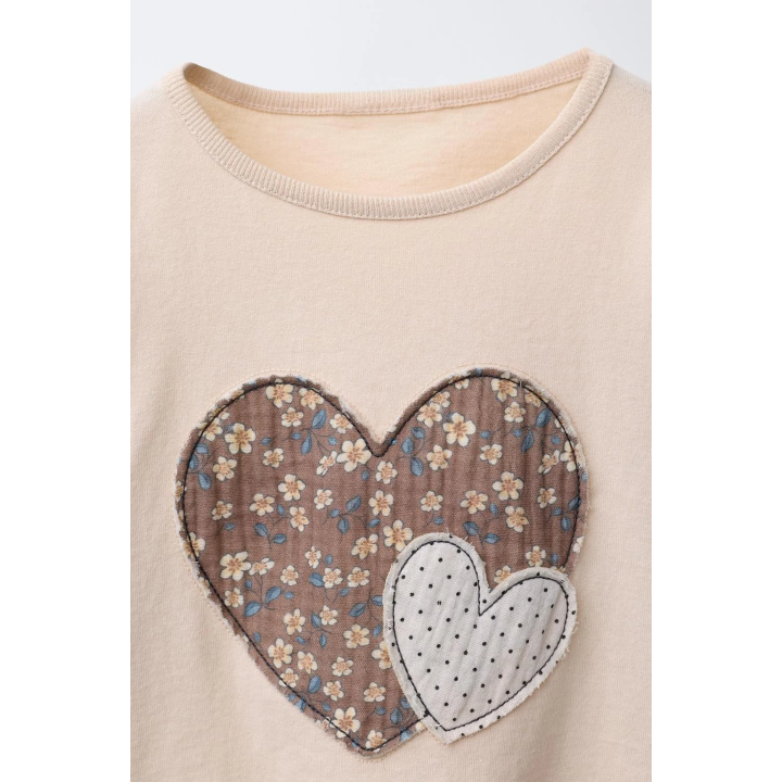 ФУТБОЛКА С НАДПИСЬЮ И НАШИВКАМИ