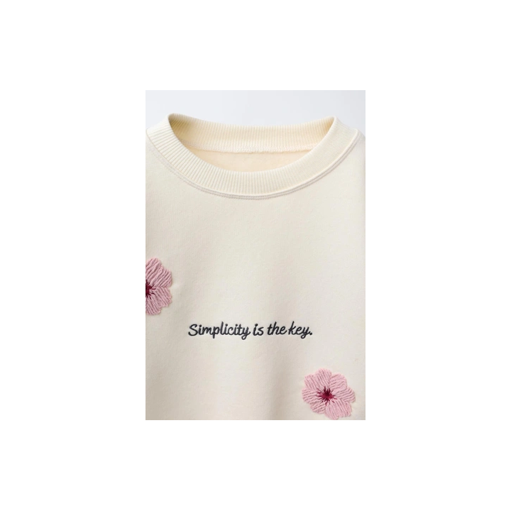 ТОЛСТОВКА С ВЫШИТЫМИ ЦВЕТАМИ