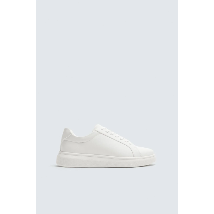 ОДНОТОННЫЕ КРОССОВКИ С ОБЪЕМНОЙ ПОДОШВОЙ