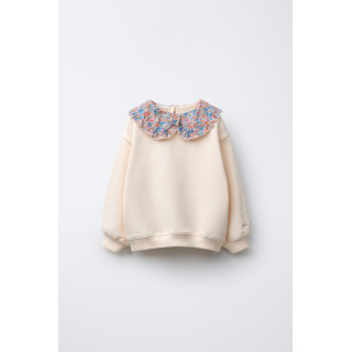 ТОЛСТОВКА С КОМБИНИРОВАННЫМ ВОРОТНИКОМ И ЦВЕТАМИ