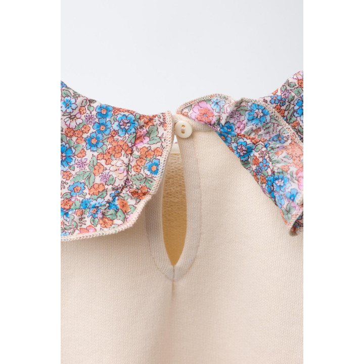 ТОЛСТОВКА С КОМБИНИРОВАННЫМ ВОРОТНИКОМ И ЦВЕТАМИ