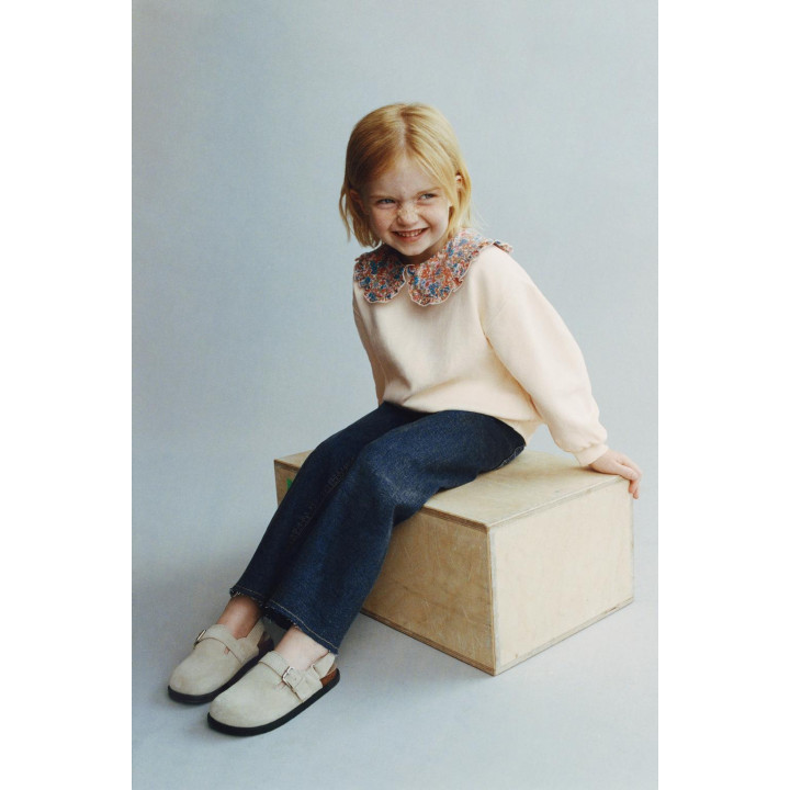 ТОЛСТОВКА С КОМБИНИРОВАННЫМ ВОРОТНИКОМ И ЦВЕТАМИ