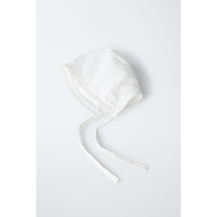 Бейсболка с кружевными оборками и льняным материалом