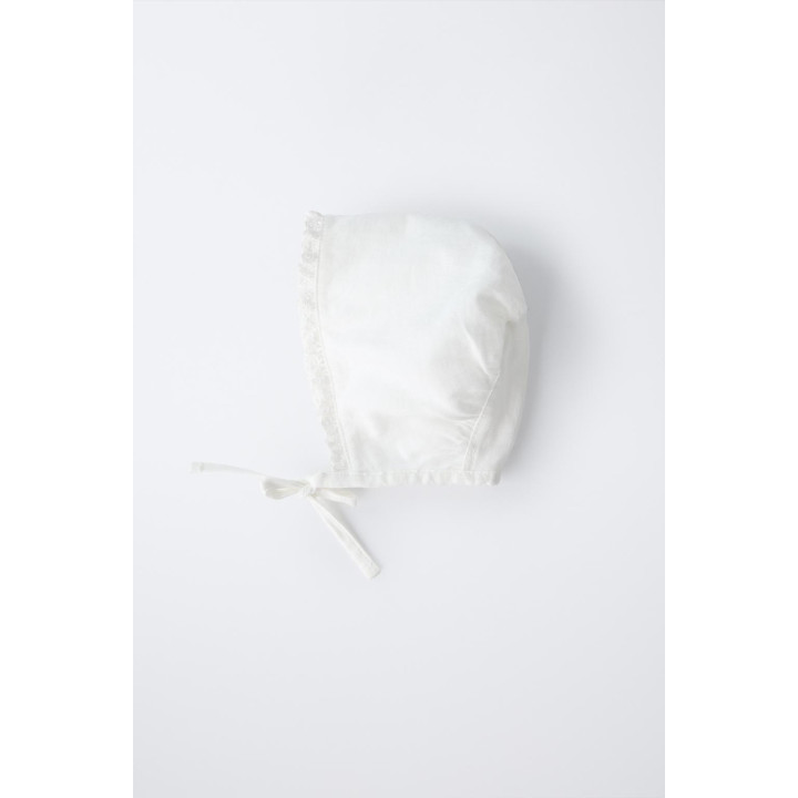 Бейсболка с кружевными оборками и льняным материалом