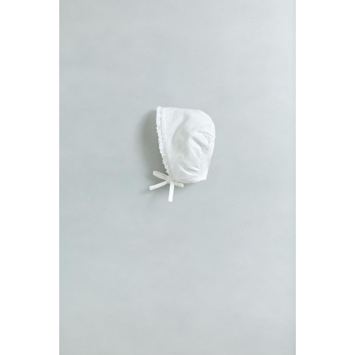 Бейсболка с кружевными оборками и льняным материалом