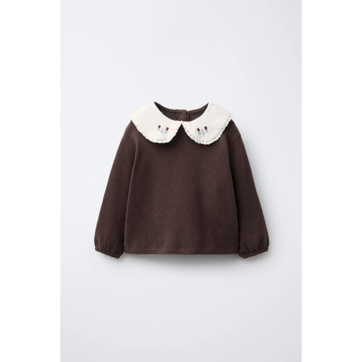 Футболка с отделкой кружевным воротником и вышивкой