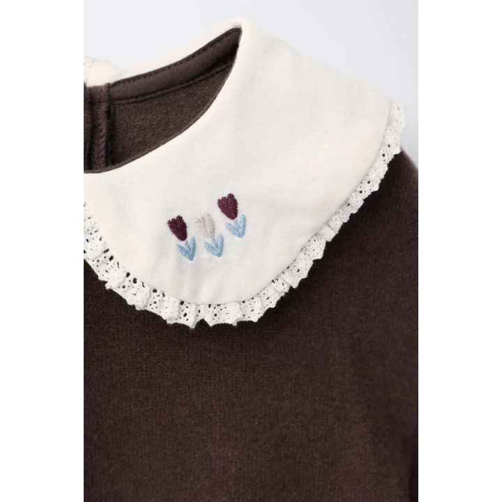 Футболка с отделкой кружевным воротником и вышивкой