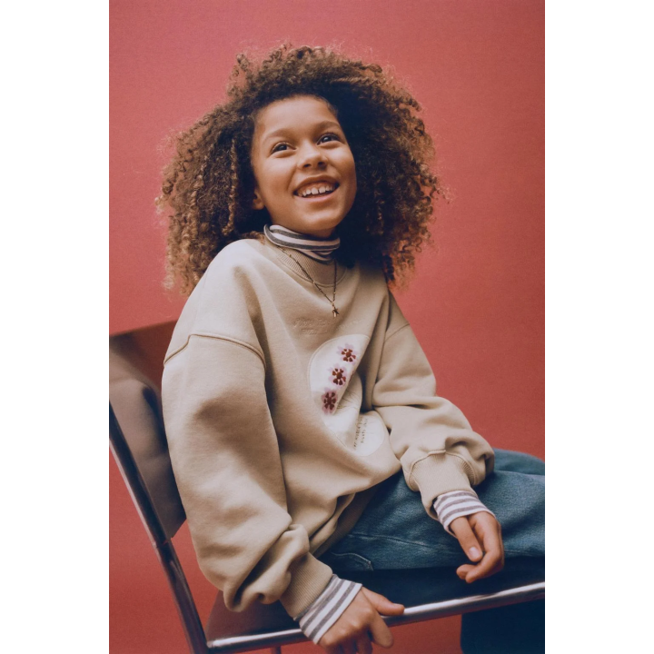 ТОЛСТОВКА С ВЫШИТОЙ НАШИВКОЙ