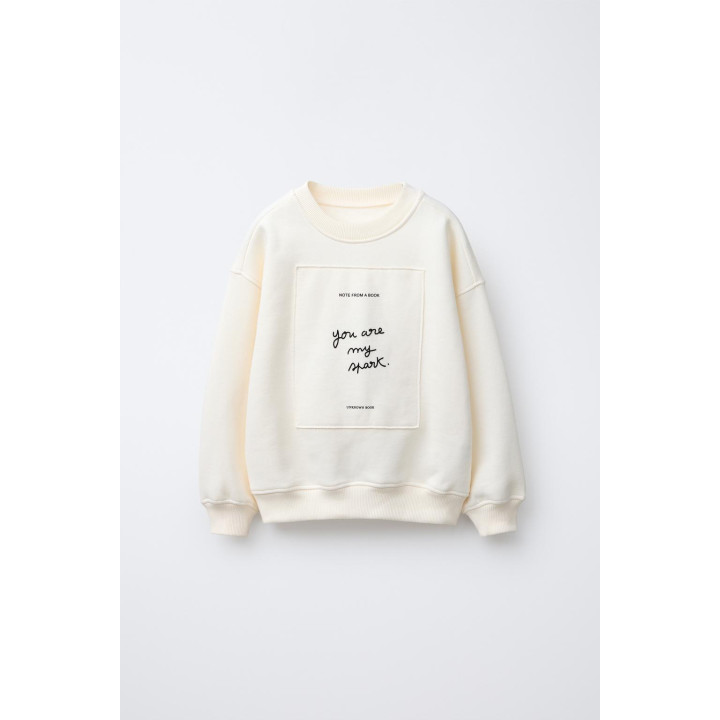 ТОЛСТОВКА С НАШИВКОЙ И РЕЛЬЕФНОЙ НАДПИСЬЮ