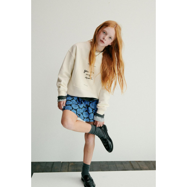 ТОЛСТОВКА С НАШИВКОЙ И РЕЛЬЕФНОЙ НАДПИСЬЮ