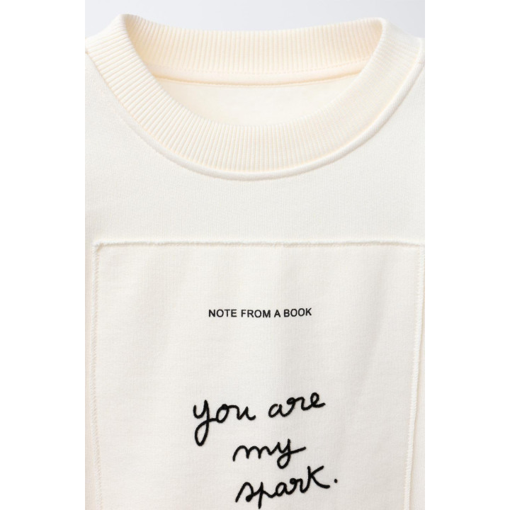 ТОЛСТОВКА С НАШИВКОЙ И РЕЛЬЕФНОЙ НАДПИСЬЮ