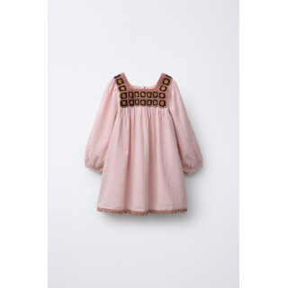 ПЛАТЬЕ С ВЯЗАНОЙ ОТДЕЛКОЙ КРЮЧКОМ