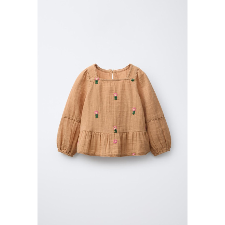 БЛУЗКА С ТЕКСТУРНОЙ ВЫШИВКОЙ В ВИДЕ ЦВЕТОВ