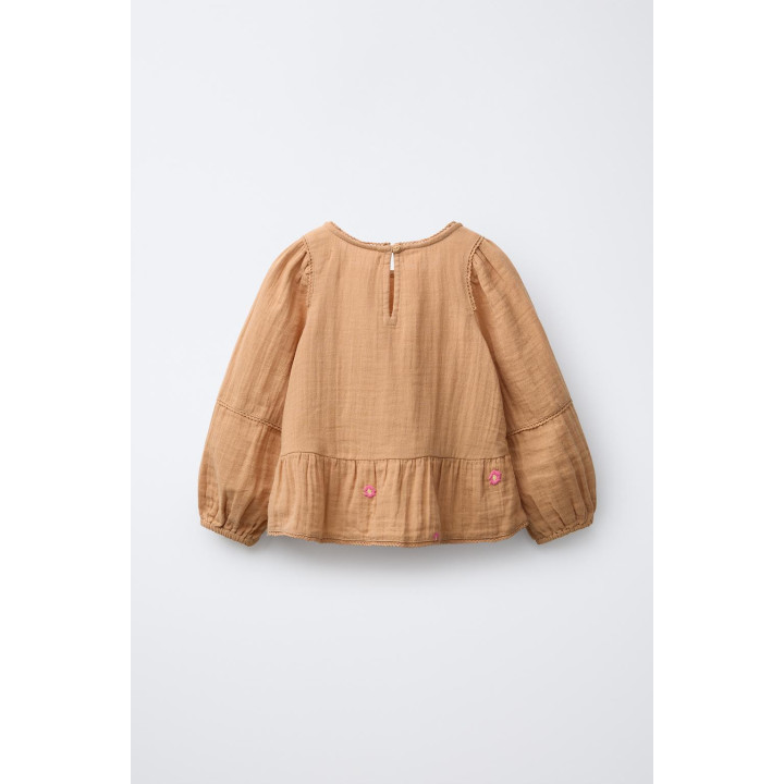 БЛУЗКА С ТЕКСТУРНОЙ ВЫШИВКОЙ В ВИДЕ ЦВЕТОВ