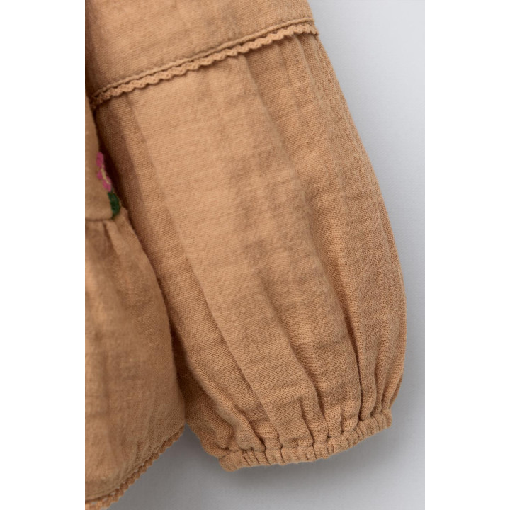 БЛУЗКА С ТЕКСТУРНОЙ ВЫШИВКОЙ В ВИДЕ ЦВЕТОВ