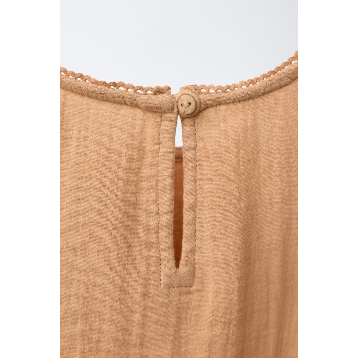 БЛУЗКА С ТЕКСТУРНОЙ ВЫШИВКОЙ В ВИДЕ ЦВЕТОВ