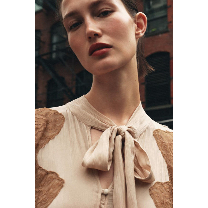 ПЛАТЬЕ С КРУЖЕВНОЙ ОТДЕЛКОЙ И БАНТОМ