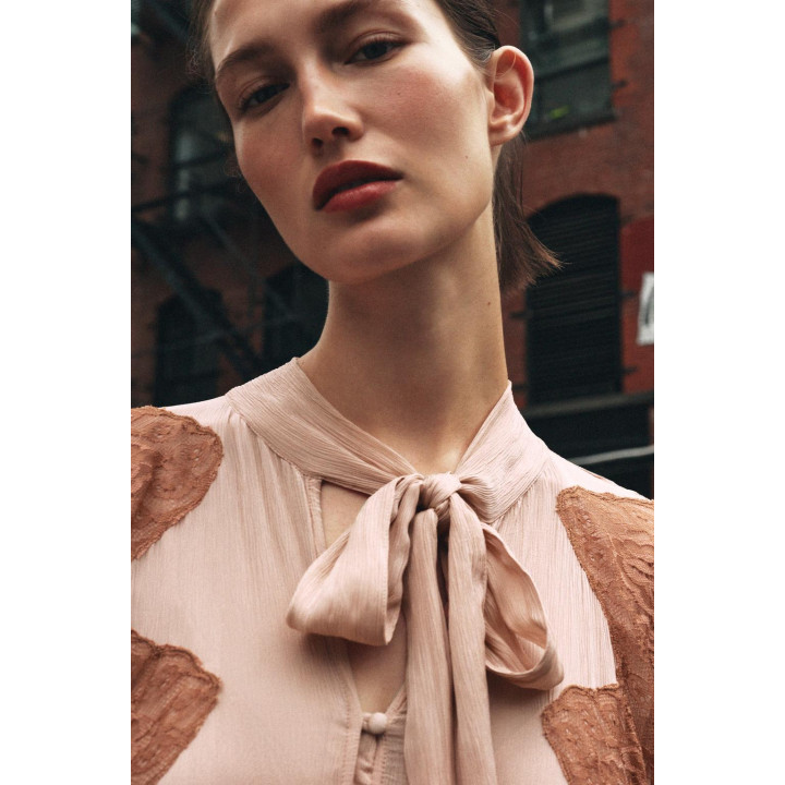 ПЛАТЬЕ С КРУЖЕВНОЙ ОТДЕЛКОЙ И БАНТОМ