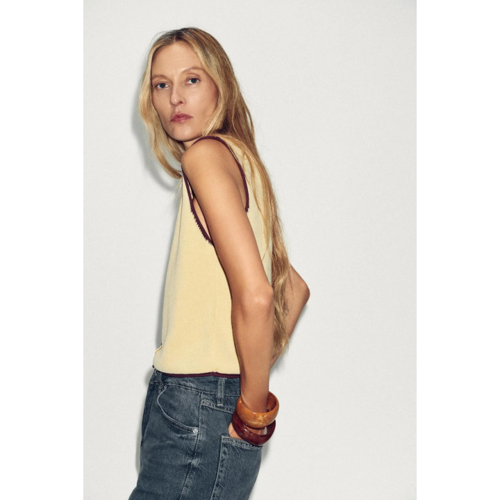 ТРИКОТАЖНЫЙ ТОП С КОНТРАСТНОЙ ОКАНТОВКОЙ