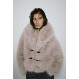 КОРОТКОЕ ПАЛЬТО ИЗ ИСКУССТВЕННОГО МЕХА С ЗАСТЕЖКАМИ-ТОГГЛ