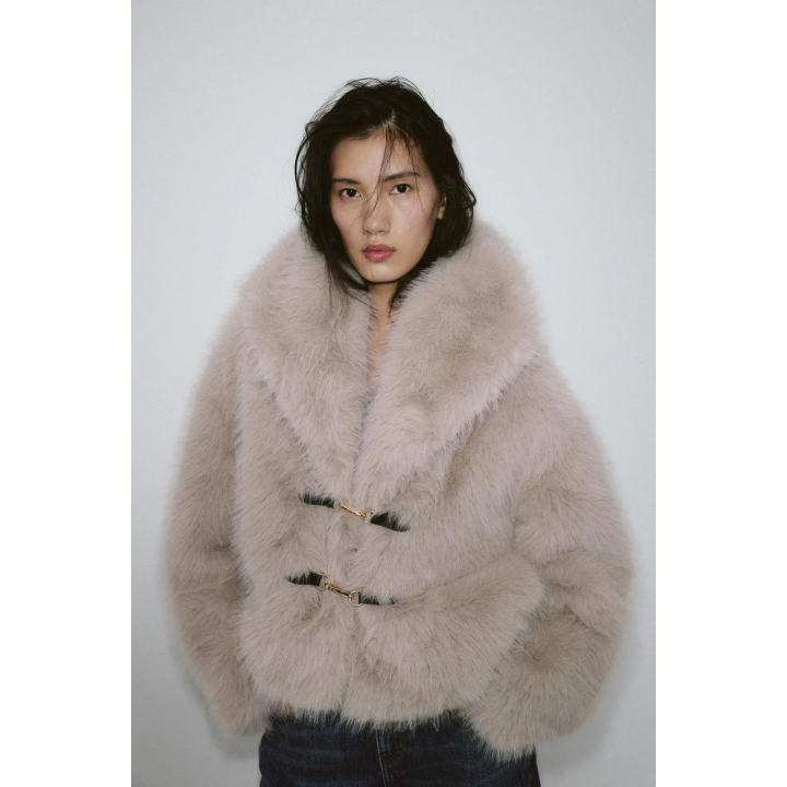 КОРОТКОЕ ПАЛЬТО ИЗ ИСКУССТВЕННОГО МЕХА С ЗАСТЕЖКАМИ-ТОГГЛ