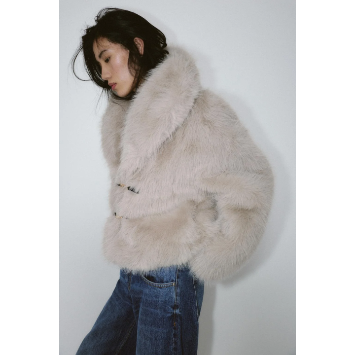 КОРОТКОЕ ПАЛЬТО ИЗ ИСКУССТВЕННОГО МЕХА С ЗАСТЕЖКАМИ-ТОГГЛ