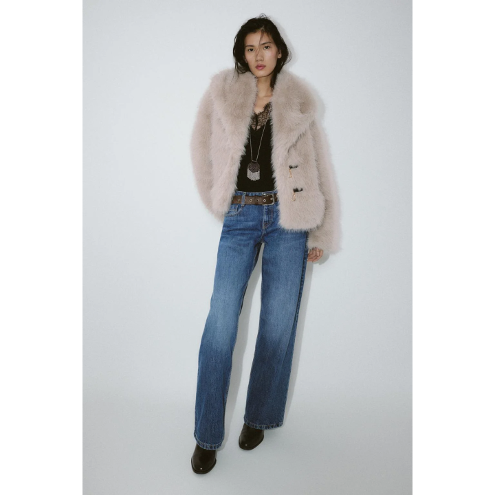 КОРОТКОЕ ПАЛЬТО ИЗ ИСКУССТВЕННОГО МЕХА С ЗАСТЕЖКАМИ-ТОГГЛ