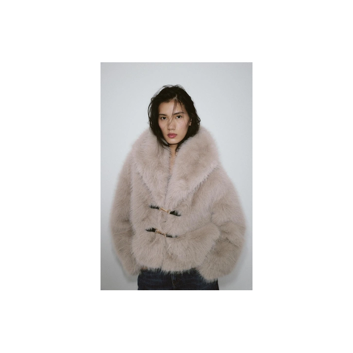 КОРОТКОЕ ПАЛЬТО ИЗ ИСКУССТВЕННОГО МЕХА С ЗАСТЕЖКАМИ-ТОГГЛ