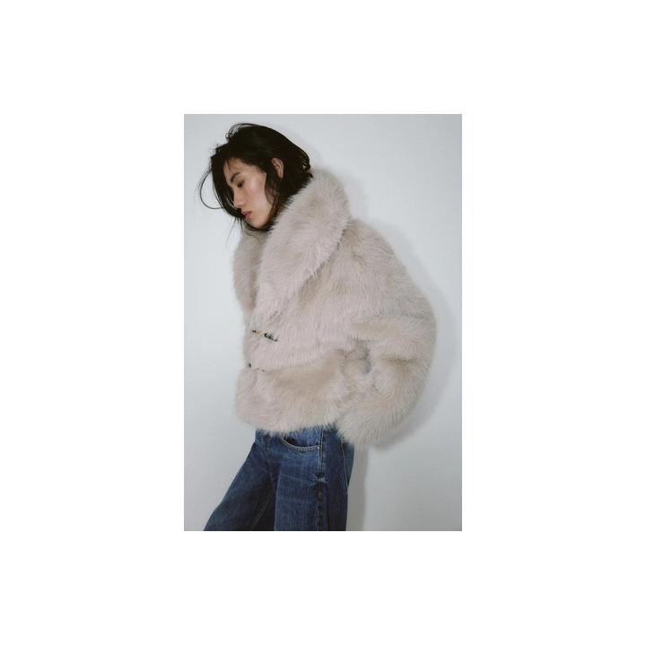 КОРОТКОЕ ПАЛЬТО ИЗ ИСКУССТВЕННОГО МЕХА С ЗАСТЕЖКАМИ-ТОГГЛ