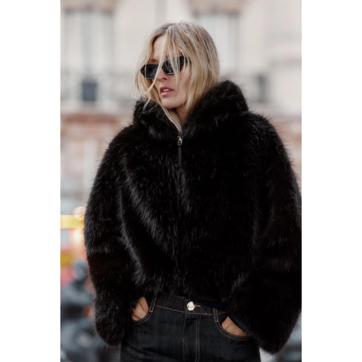 КОРОТКОЕ ПАЛЬТО ИЗ ИСКУССТВЕННОГО МЕХА С КАПЮШОНОМ