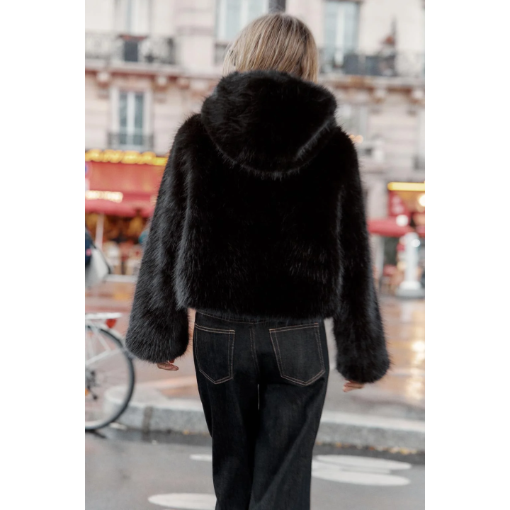 КОРОТКОЕ ПАЛЬТО ИЗ ИСКУССТВЕННОГО МЕХА С КАПЮШОНОМ