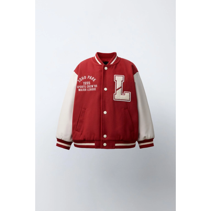 БОМБЕР ИЗ ТКАНИ С РУКАВАМИ ИЗ ИСКУССТВЕННОЙ КОЖИ И НАШИВКАМИ