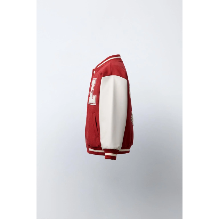 БОМБЕР ИЗ ТКАНИ С РУКАВАМИ ИЗ ИСКУССТВЕННОЙ КОЖИ И НАШИВКАМИ