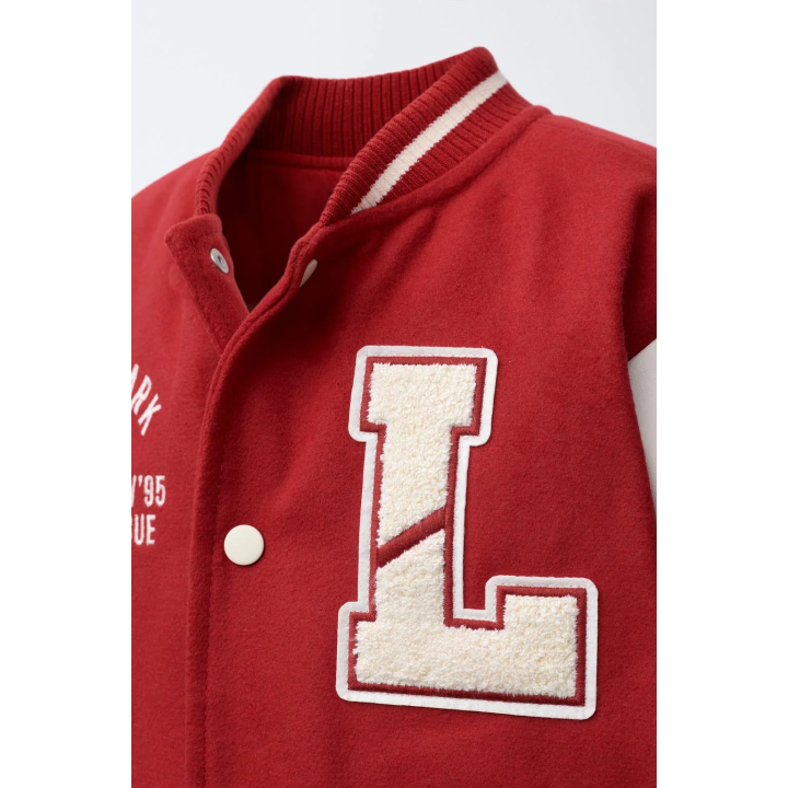 БОМБЕР ИЗ ТКАНИ С РУКАВАМИ ИЗ ИСКУССТВЕННОЙ КОЖИ И НАШИВКАМИ