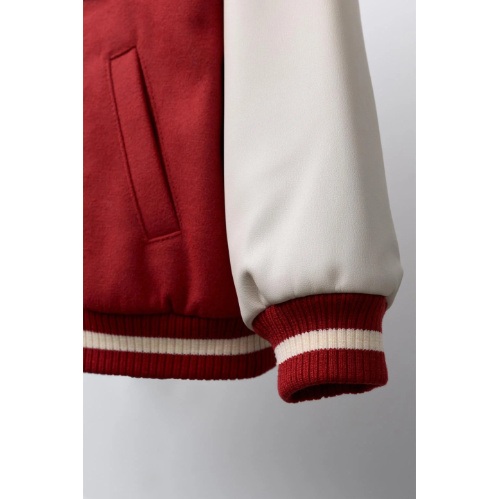 БОМБЕР ИЗ ТКАНИ С РУКАВАМИ ИЗ ИСКУССТВЕННОЙ КОЖИ И НАШИВКАМИ