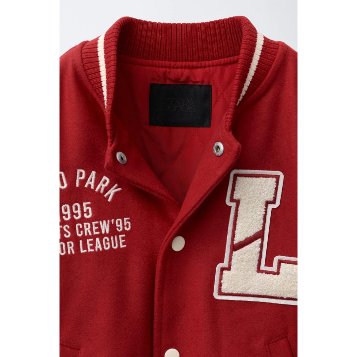 БОМБЕР ИЗ ТКАНИ С РУКАВАМИ ИЗ ИСКУССТВЕННОЙ КОЖИ И НАШИВКАМИ