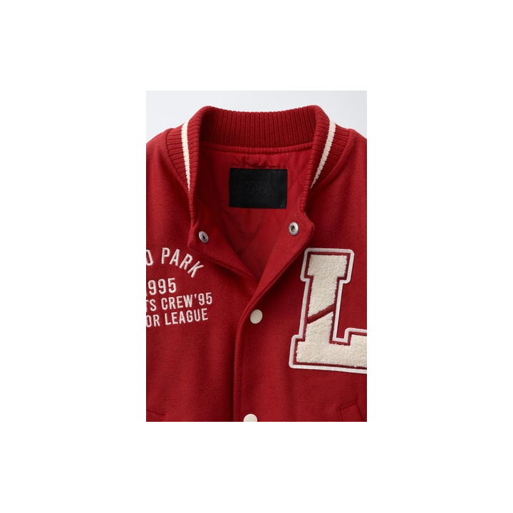 БОМБЕР ИЗ ТКАНИ С РУКАВАМИ ИЗ ИСКУССТВЕННОЙ КОЖИ И НАШИВКАМИ