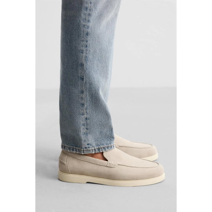 КОЖАНЫЕ ЛОФЕРЫ В ПОВСЕДНЕВНОМ СТИЛЕ