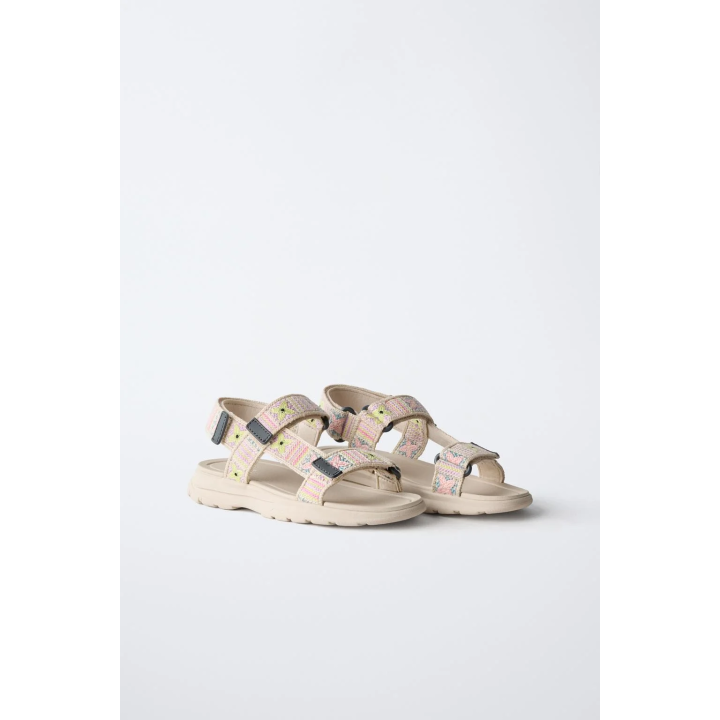 САНДАЛИИ ИЗ ВЫСОКОТЕХНОЛОГИЧНОЙ ТКАНИ С ЭФФЕКТОМ КРУЖЕВА КРОШЕ