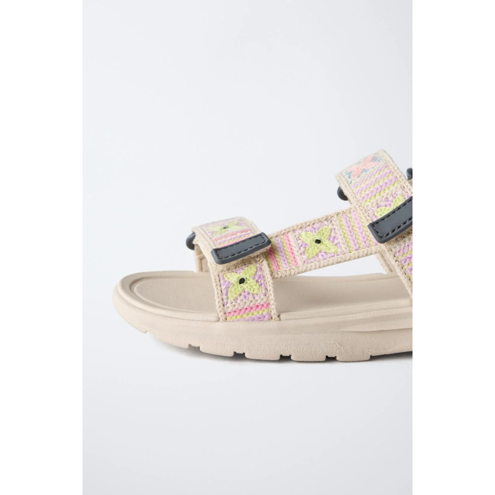 САНДАЛИИ ИЗ ВЫСОКОТЕХНОЛОГИЧНОЙ ТКАНИ С ЭФФЕКТОМ КРУЖЕВА КРОШЕ