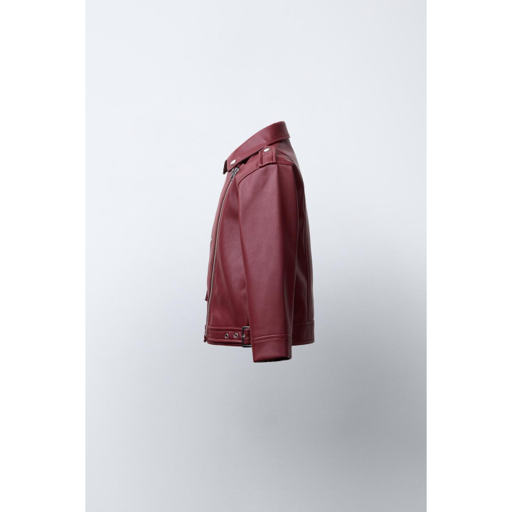 КУРТКА ИЗ ИСКУССТВЕННОЙ КОЖИ С ПРЯЖКАМИ